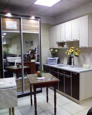 Новую кухню и шкаф-купе с витрины магазина.