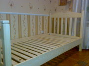Кровать из натурального дерева