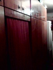 прихожую для длинного коридора, шкафы для книг, белья