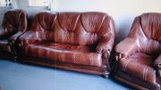 продам новый кожаный гарнитур в дубовом каркасе
